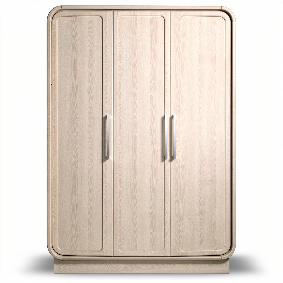 "Modern drie-deurs kast van licht hout met metalen handvatten"