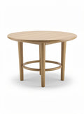 Ronde houten tafel met stevige poten en rustige uitstraling