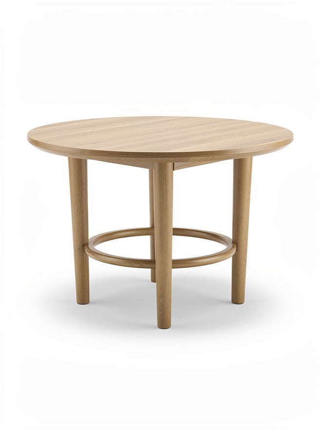 Ronde houten tafel met stevige poten en rustige uitstraling